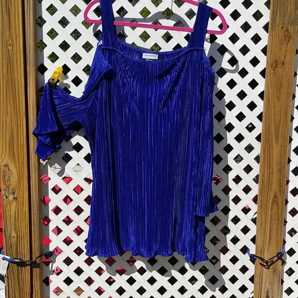 Cold shoulder crinkle top